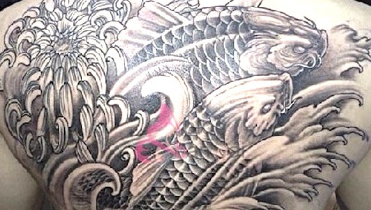 Công an TP HCM truy tìm thiếu niên xăm hình cá chép sau lưng
