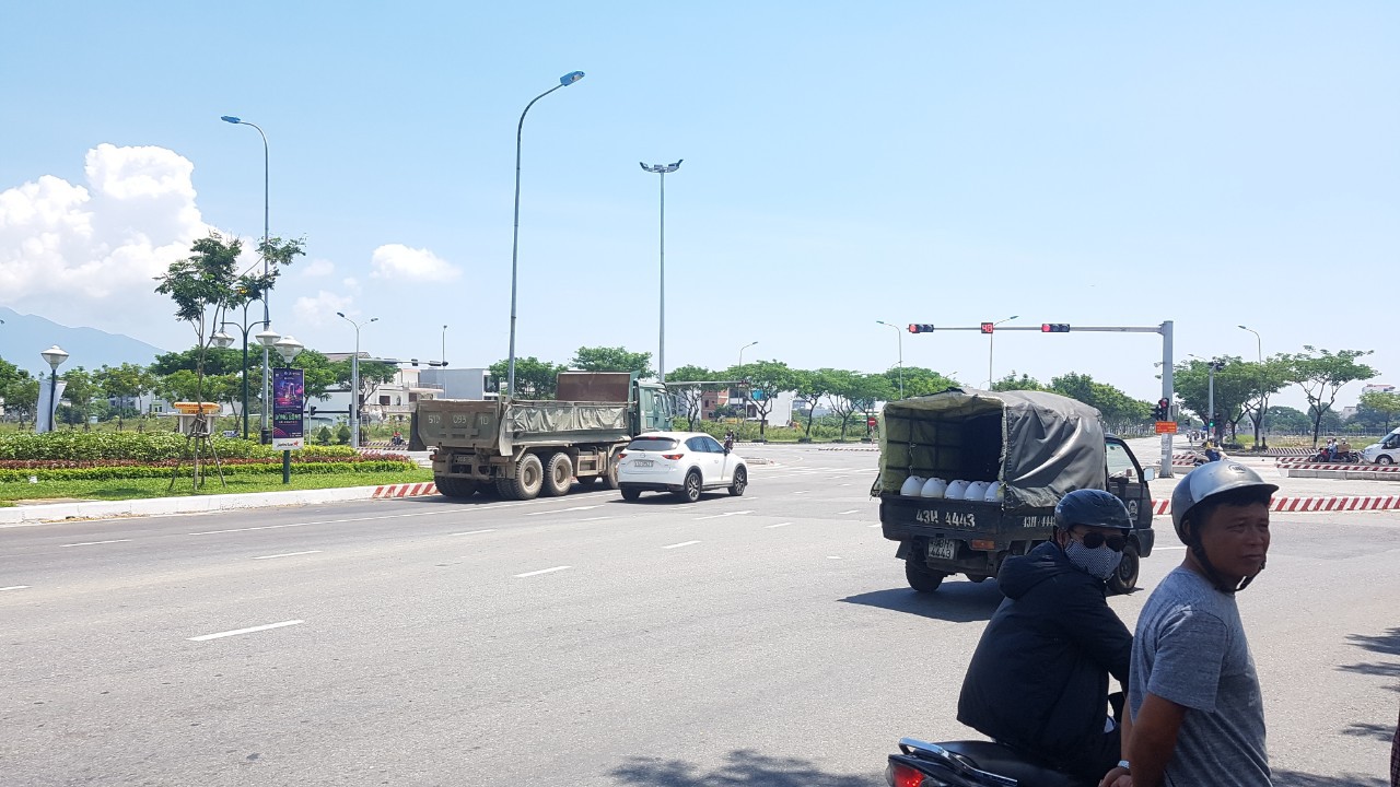 Va chạm với xe tải, nam thanh ni&ecirc;n chết thảm khi v&agrave;o đường gom - Ảnh 2.