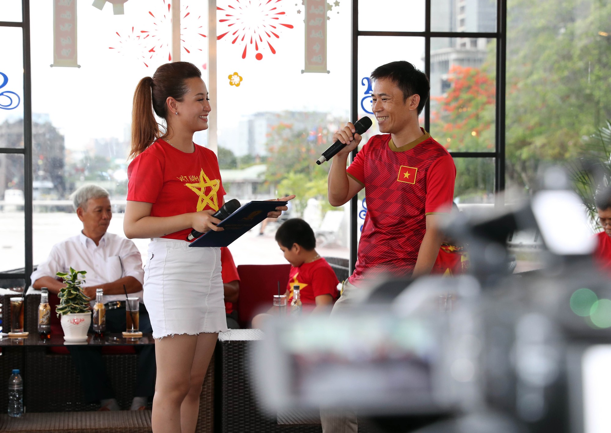 LIVESTREAM LẦN 3 "HÀNH TRÌNH HÁT VÌ ĐỘI TUYỂN": Bài hát cổ động tạo tiếng nói chung