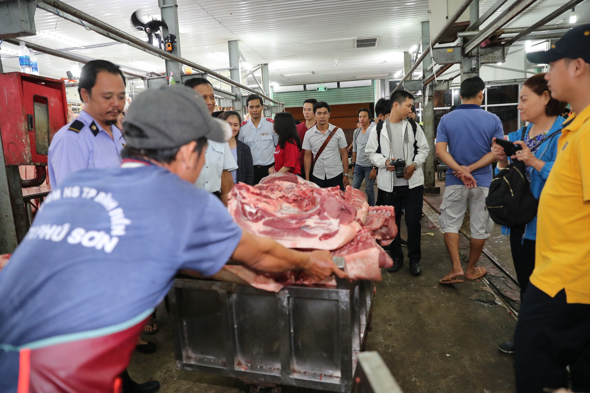 Xuyên đêm ngăn heo nhiễm bệnh vào TP HCM - Ảnh 8.