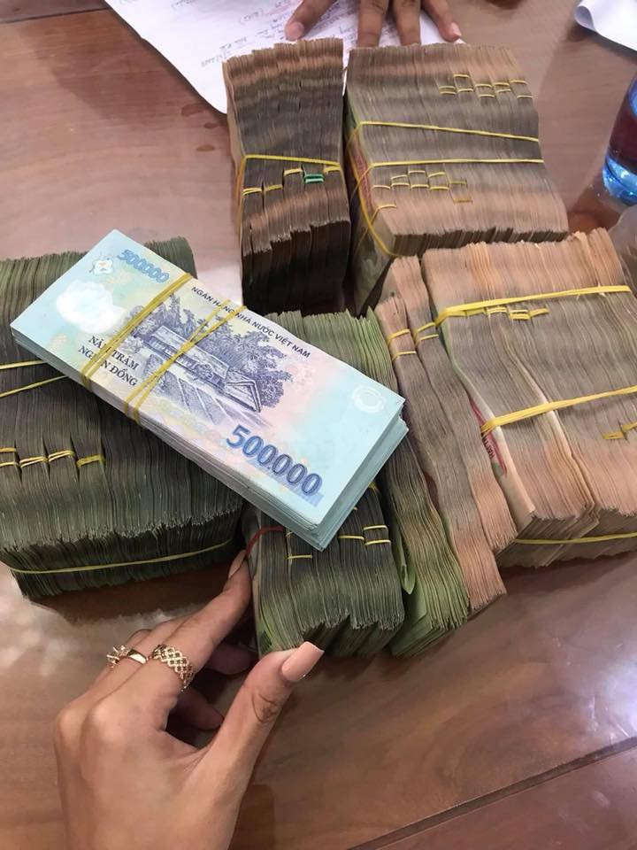 Tiền mặt xếp khối cất két, đút gầm giường trong nhà giàu Việt