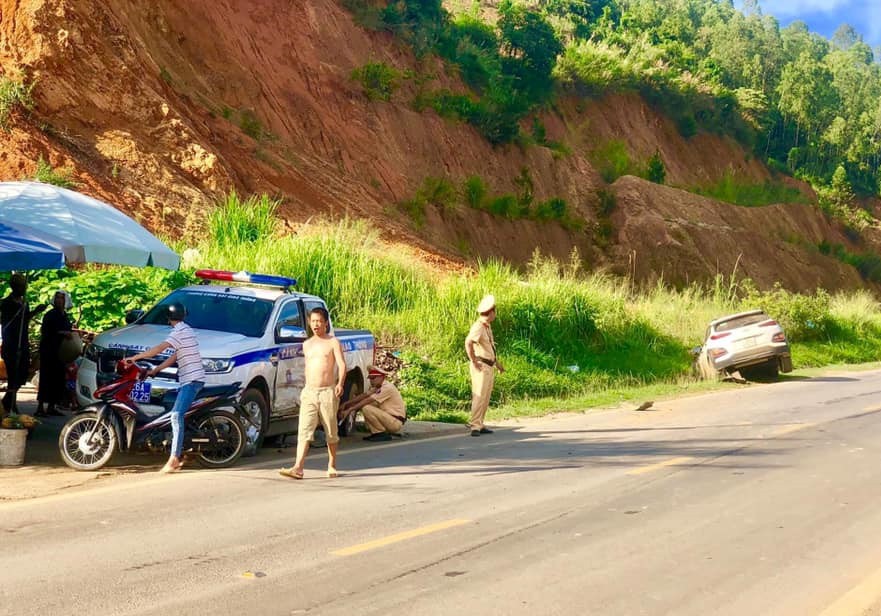 Tài xế say rượu tông xế hộp vào xe CSGT