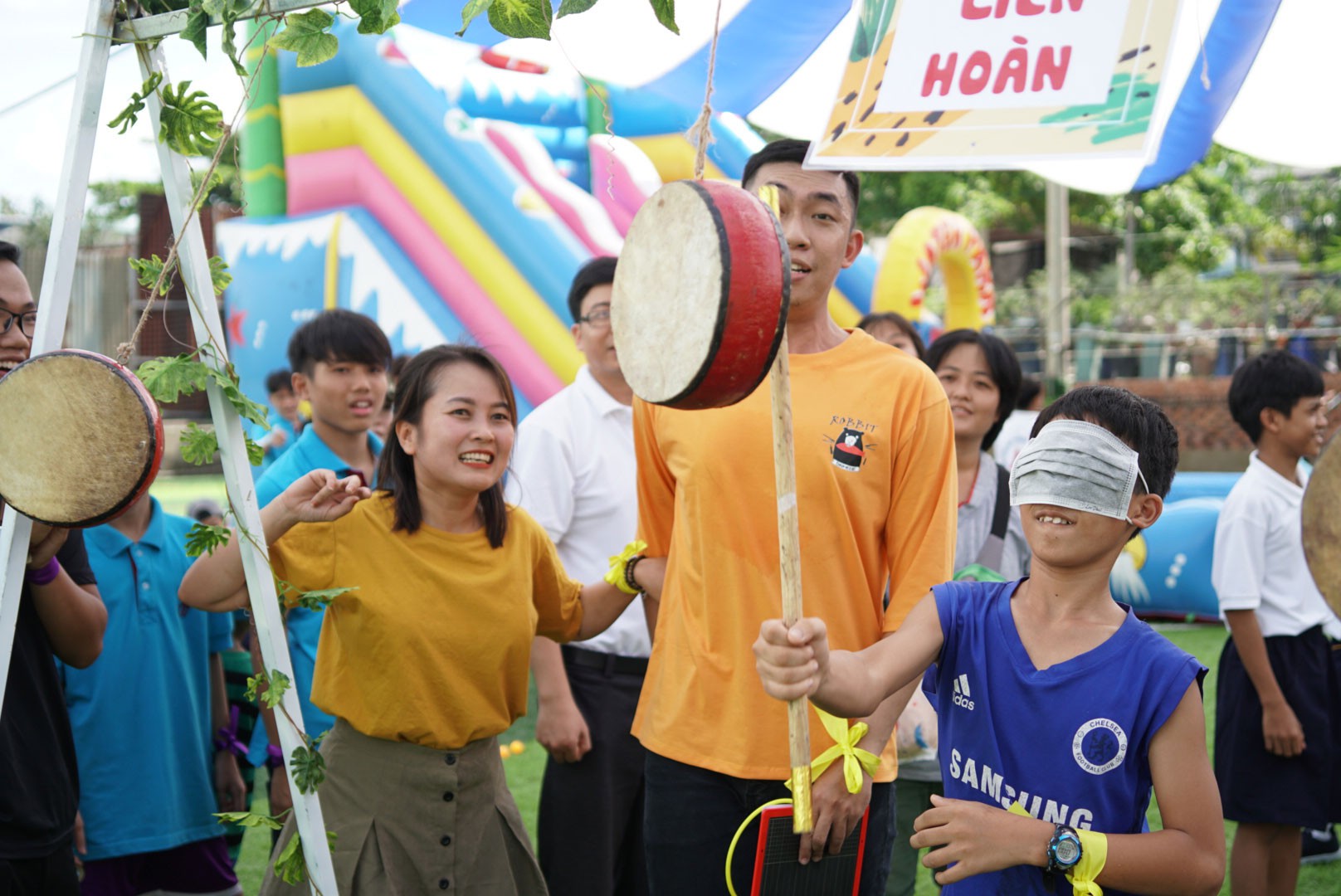 Ngày hè ý nghĩa cho hàng trăm trẻ mồ côi - Ảnh 1.