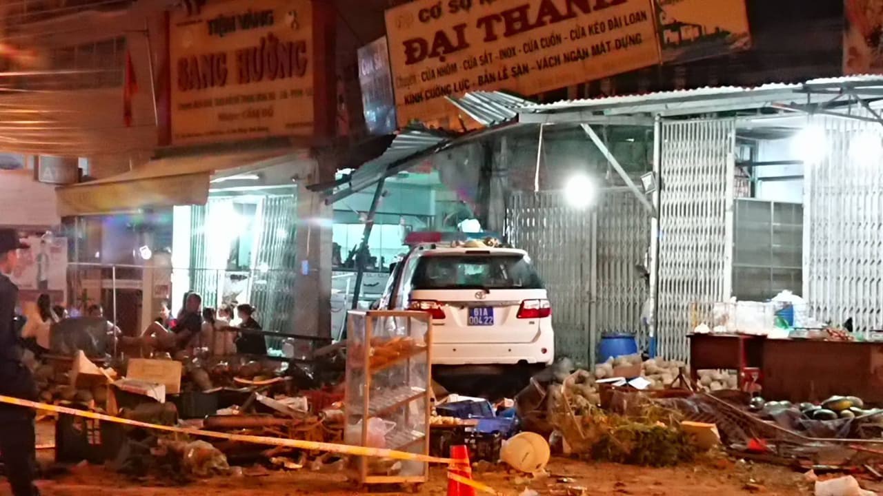 Xe CSGT tông vào tiệm vàng, 1 người tử vong