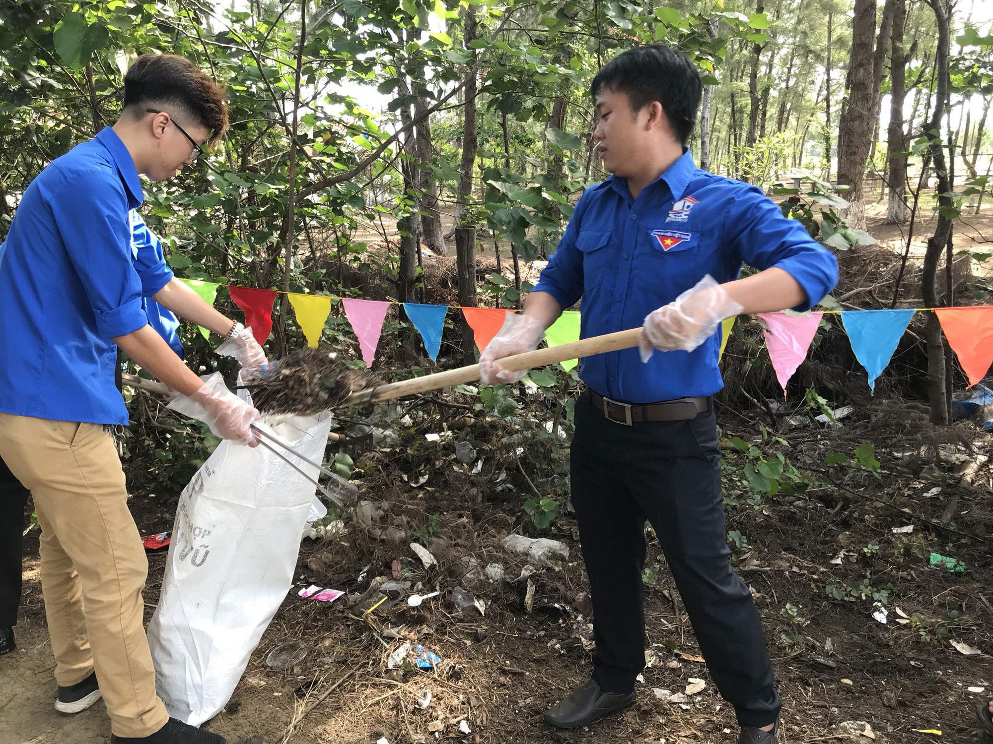 Công nhân làm sạch môi trường - Ảnh 1.