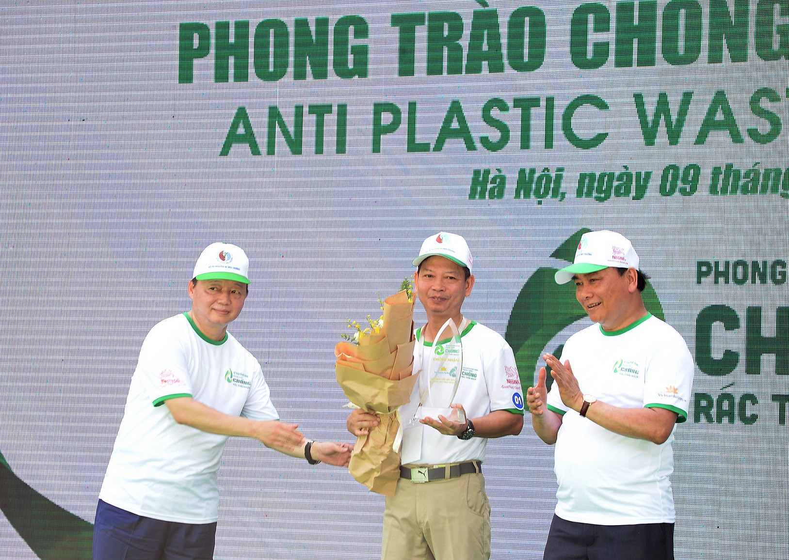 Hàng không Việt Nam loại bỏ đồ nhựa dùng một lần