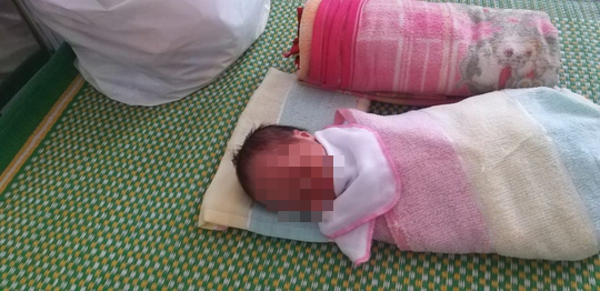 B&eacute; trai nặng 2,6 kg bị bỏ rơi tại bệnh viện - Ảnh 1.