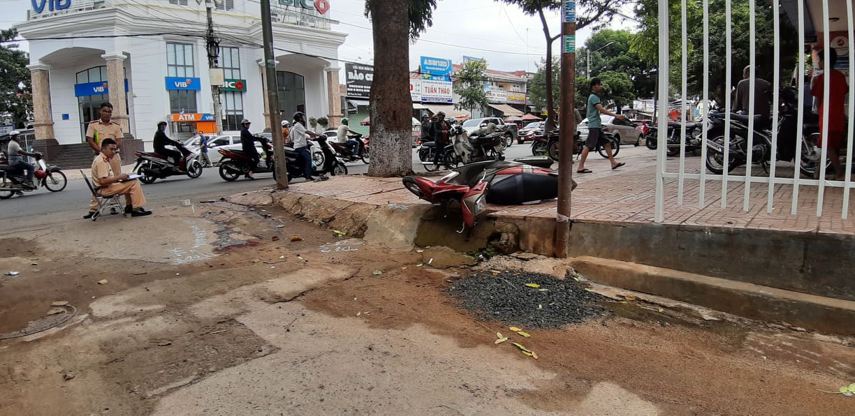 Xe máy tông vào trụ đèn đường, 2 người thương vong