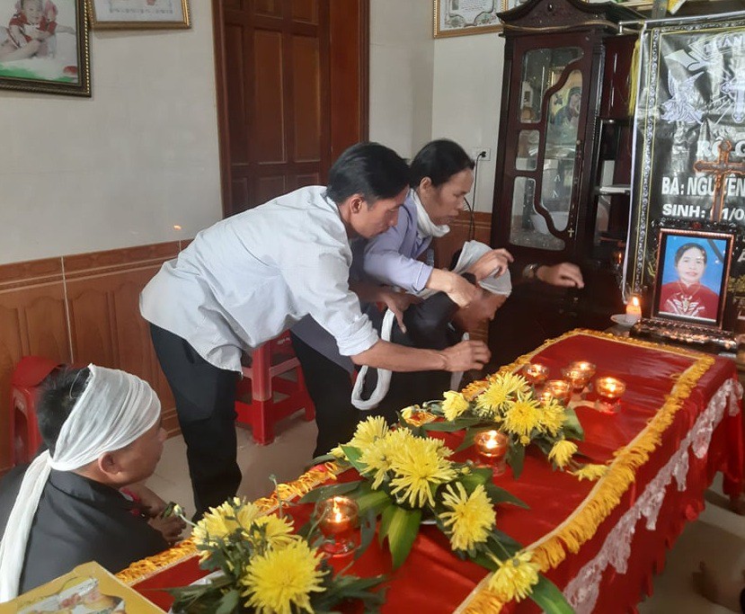 Vụ bị lửa thiêu khi chữa cháy rừng: Khóc ngất bên quan tài mẹ