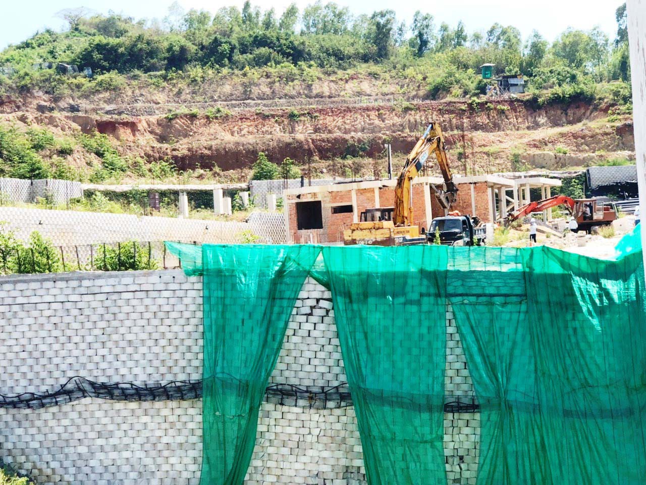 VỤ BỨC TƯỜNG XÂY DỰNG TRÁI PHÉP Ở NHA TRANG: Tháo dỡ trước mùa mưa