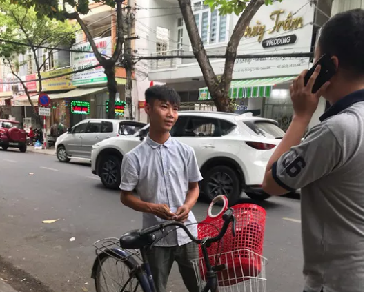 Xử lý đối tượng đánh giày "chặt chém" khách đến... 330.000 đồng/đôi!