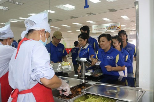Chăm chút bữa ăn của công nhân