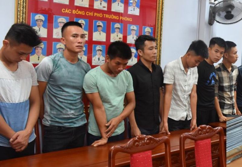 21 thanh niên vác dao kiếm, súng bắn đạn bi hỗn chiến gây náo loạn - Ảnh 1.