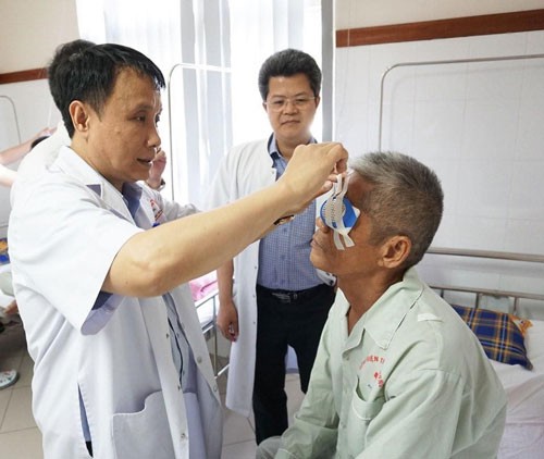 Cựu chiến binh hiến giác mạc cứu người