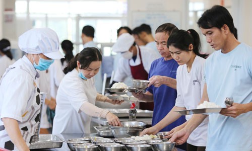 Giá thành suất ăn cho công nhân còn thấp