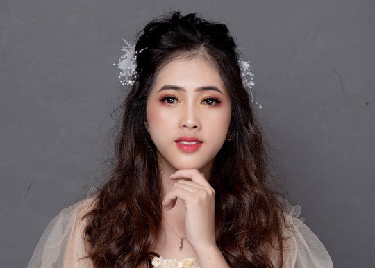 Hé lộ bí ẩn cô công nhân lúc nào cũng đeo khẩu trang