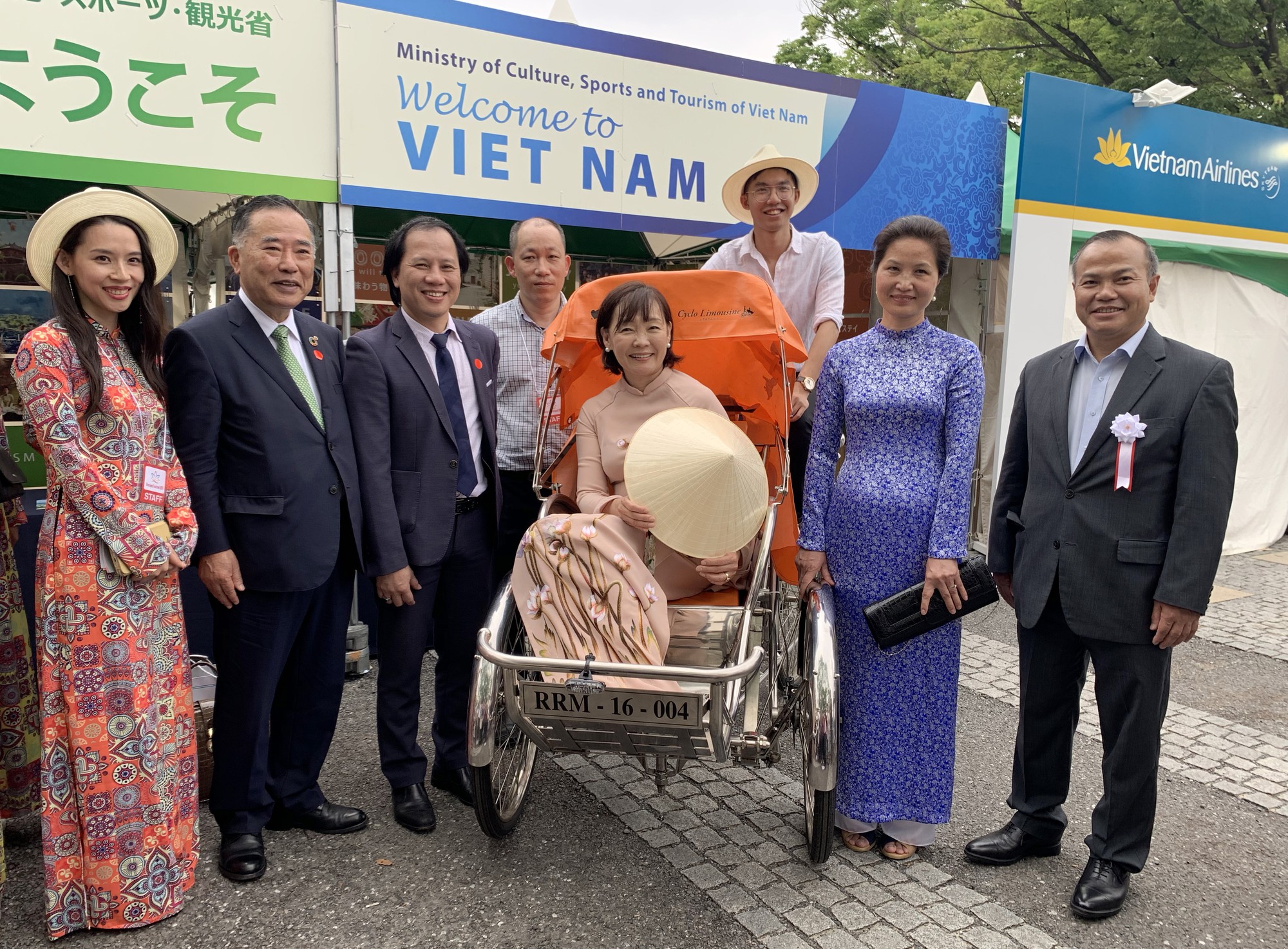 Duy&ecirc;n d&aacute;ng &aacute;o d&agrave;i Việt tại Lễ hội Việt Nam ở Nhật - Ảnh 2.