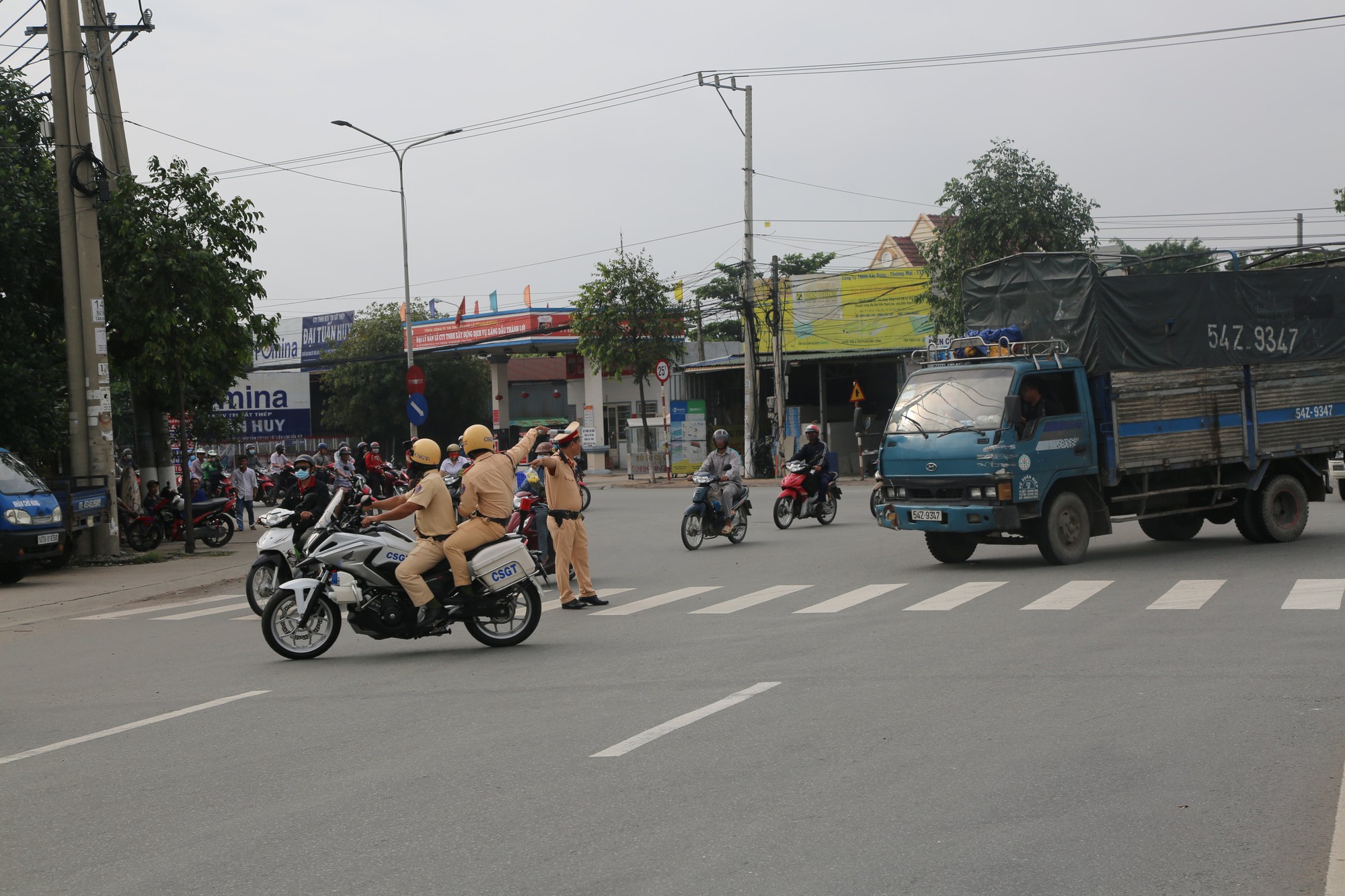 Ra 3 ngã tư lớn "canh" vài ngày, CSGT  đã "hốt" hàng trăm tài xế container