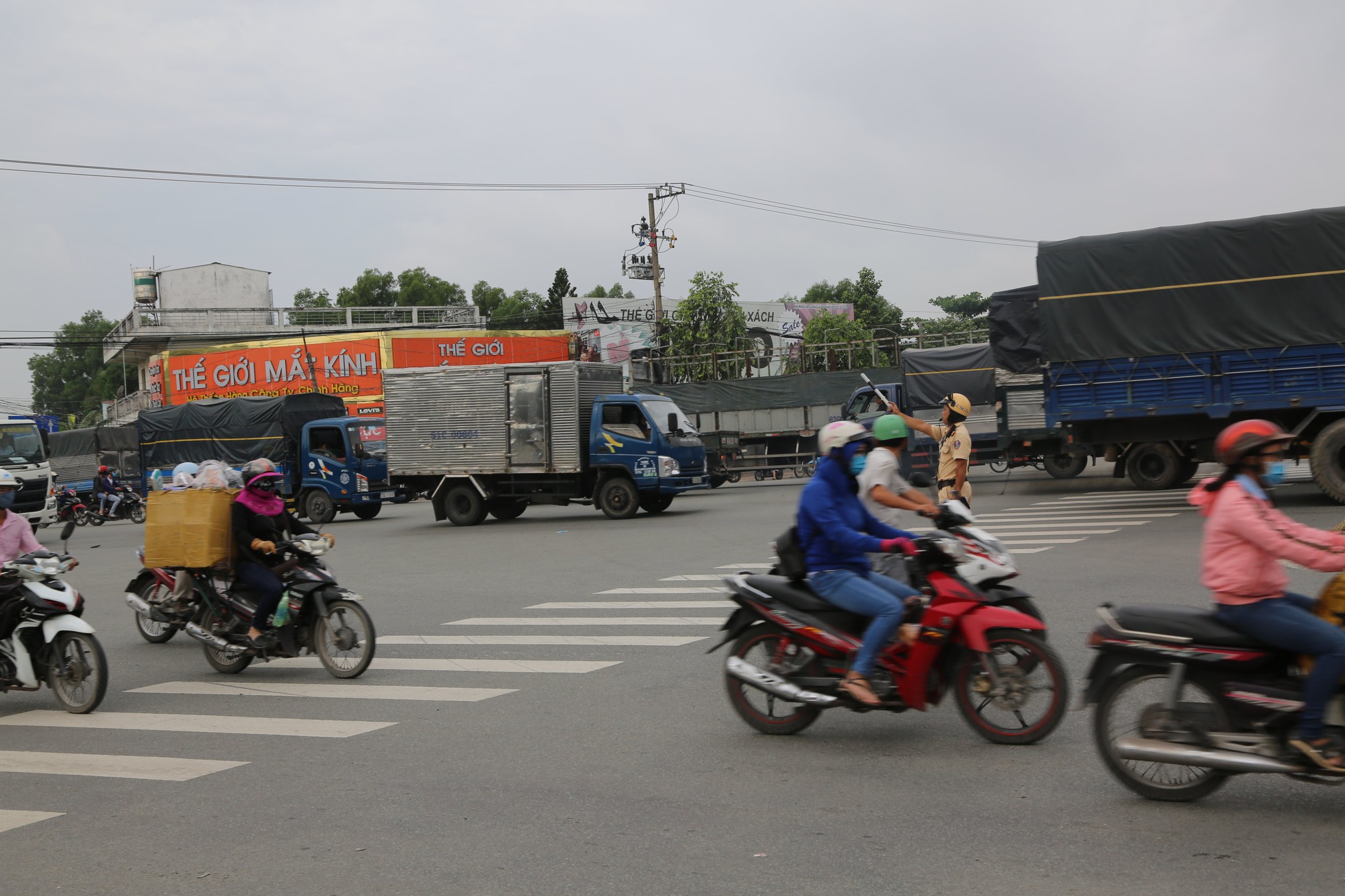 Ra 3 ngã tư lớn canh vài ngày, CSGT đã hốt hàng trăm tài xế container - Ảnh 3.