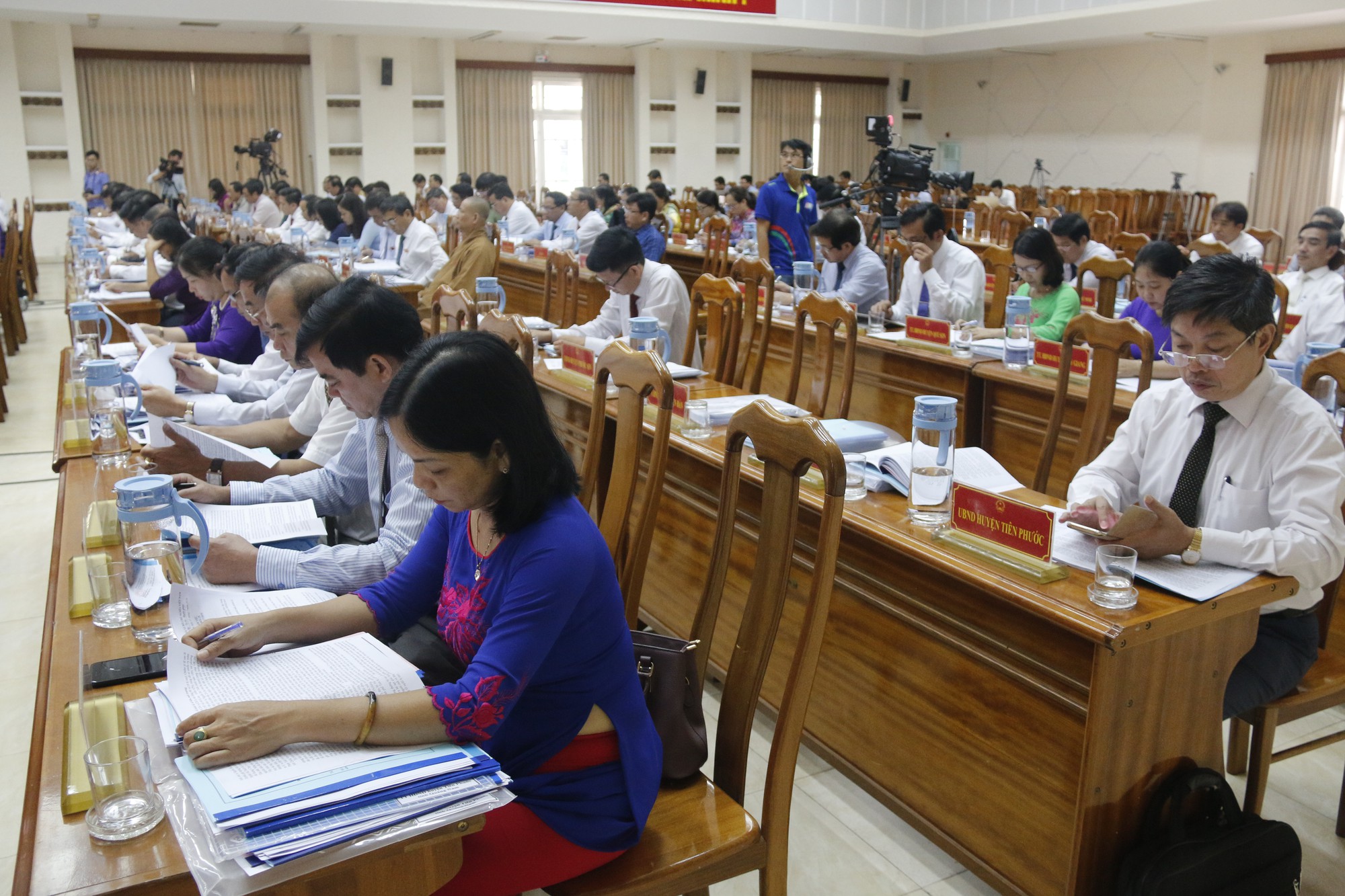 Đại biểu họp HĐND được cấp bình nước thủy tinh... to đùng