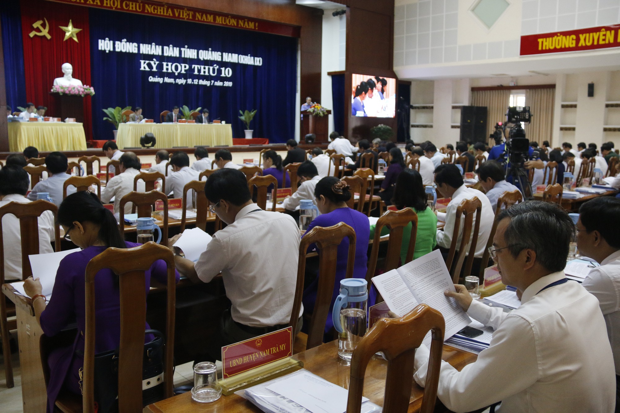 Đại biểu họp HĐND được cấp b&igrave;nh nước thủy tinh... to đ&ugrave;ng - Ảnh 4.