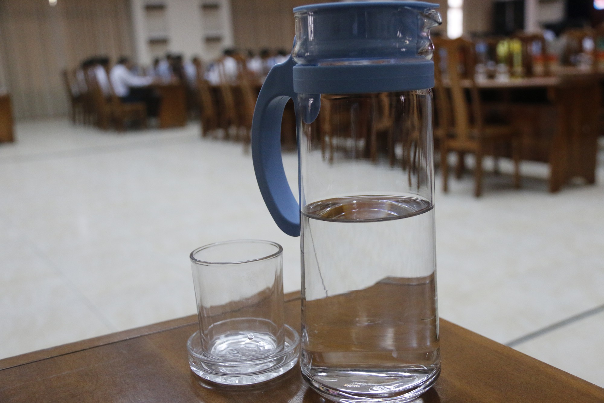 Đại biểu họp HĐND được cấp b&igrave;nh nước thủy tinh... to đ&ugrave;ng - Ảnh 2.
