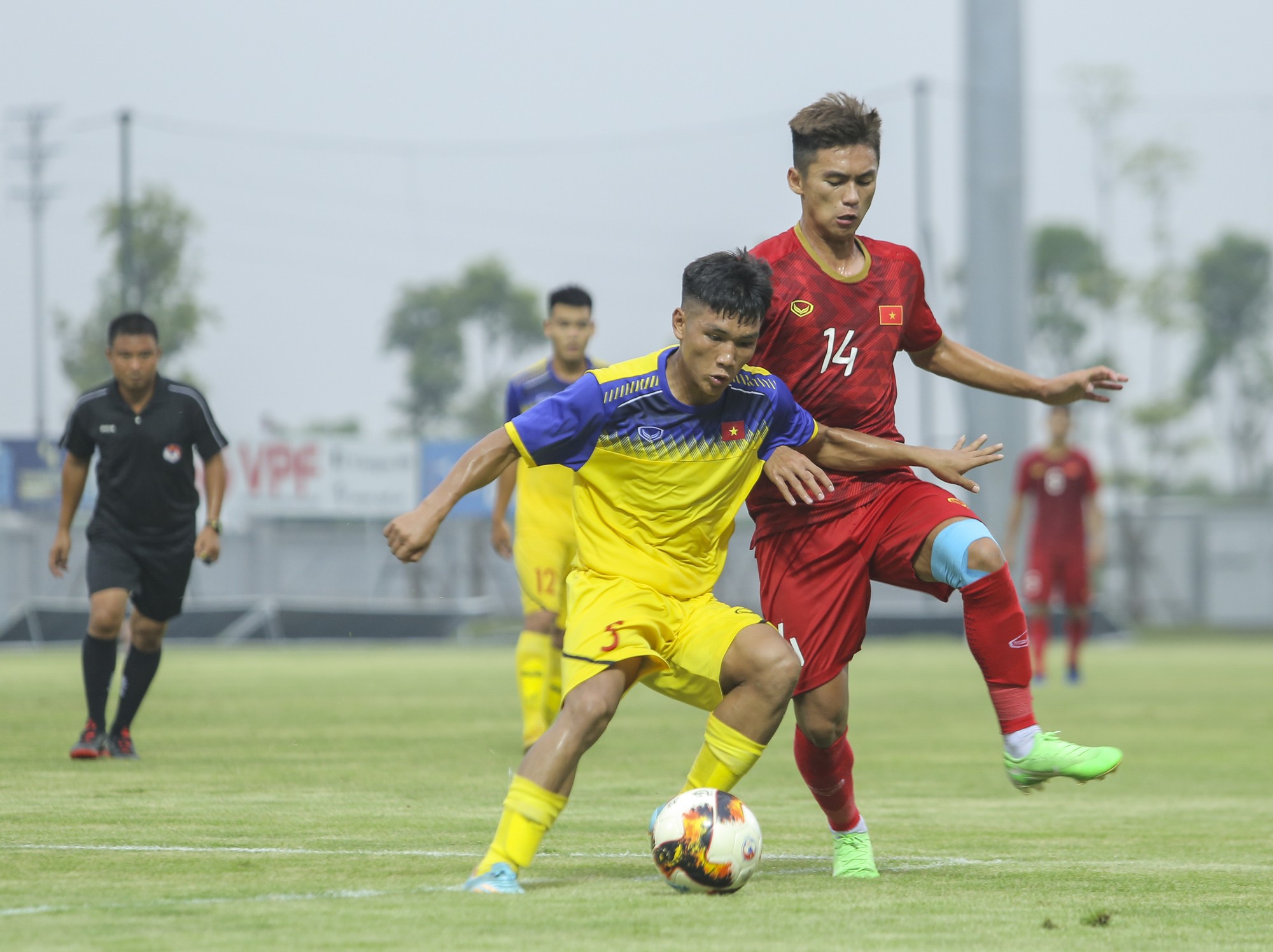 U22 Việt Nam đ&aacute;nh bại đ&agrave;n em U18 Việt Nam, Martin Lo ghi điểm với HLV Park Hang-seo - Ảnh 4.
