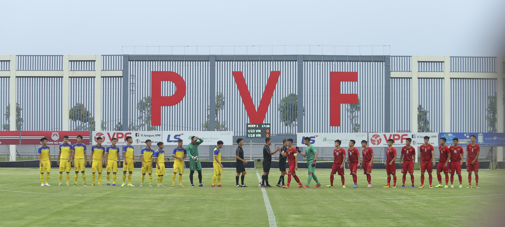 U22 Việt Nam đ&aacute;nh bại đ&agrave;n em U18 Việt Nam, Martin Lo ghi điểm với HLV Park Hang-seo - Ảnh 1.