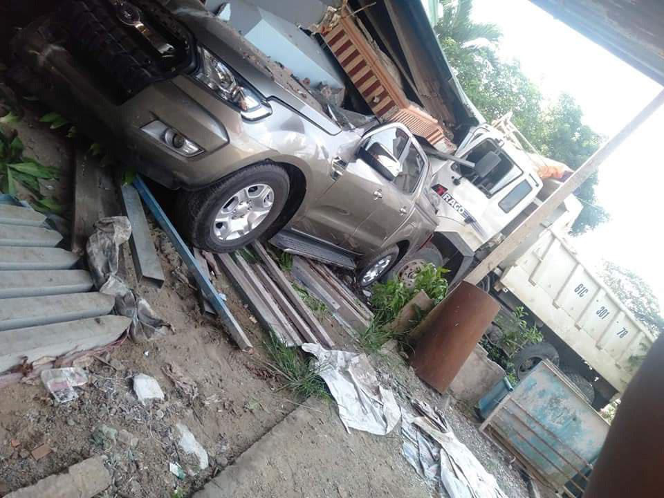 Xe ben tông chết người rồi lao vào nhà dân