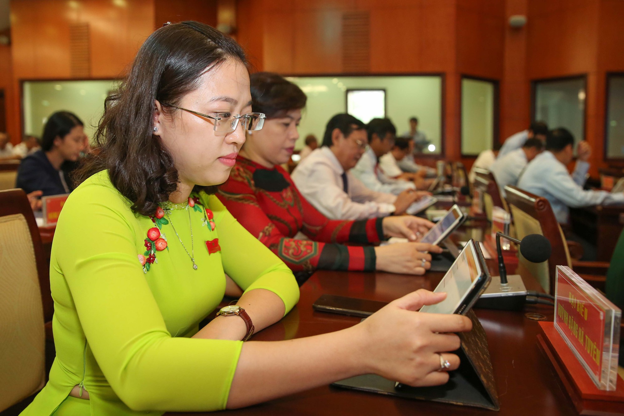 Trải nghiệm kỳ họp HĐND kh&ocirc;ng giấy đầu ti&ecirc;n tại TP HCM - Ảnh 11.
