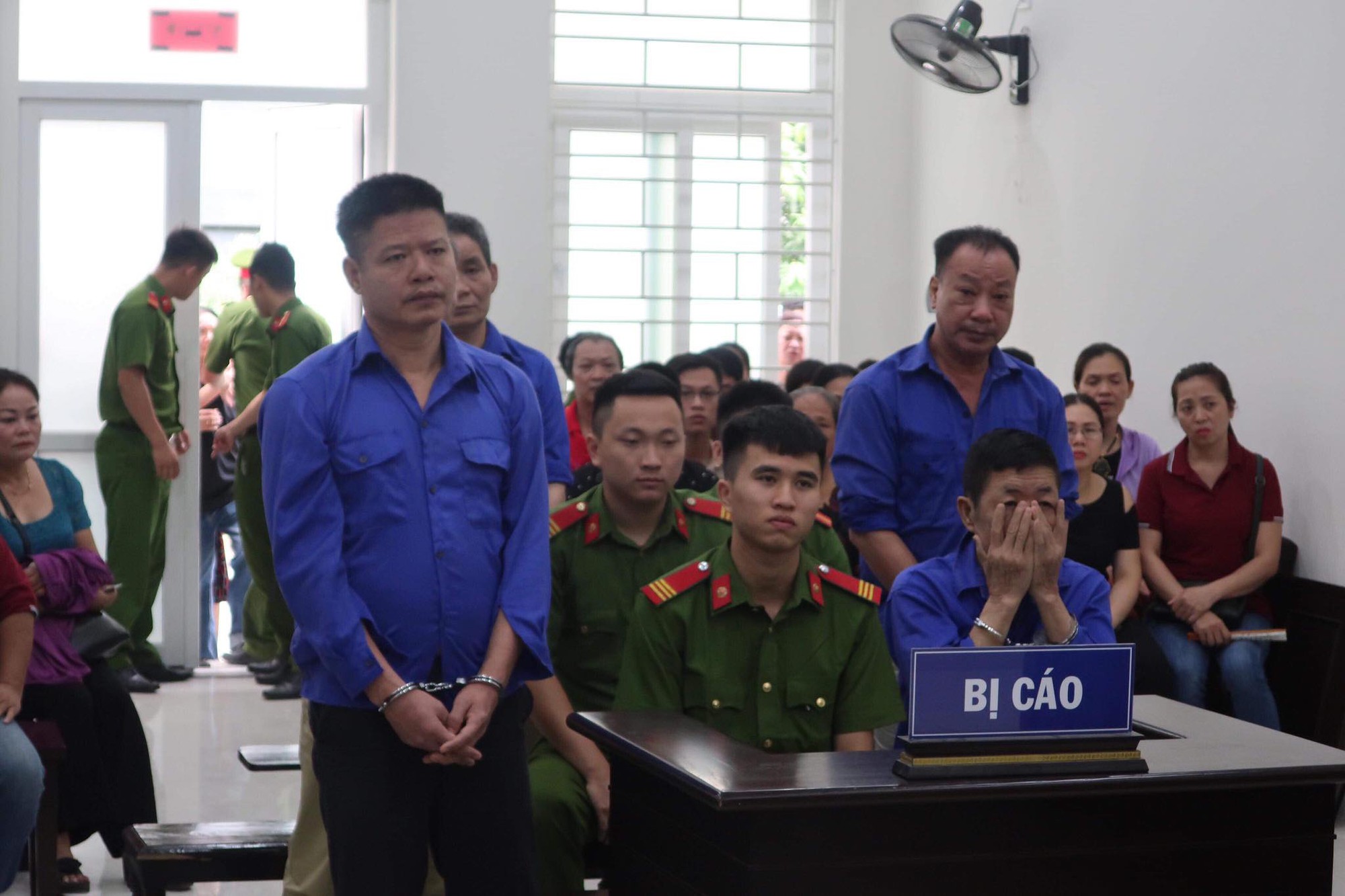 &Ocirc;ng tr&ugrave;m Hưng k&iacute;nh li&ecirc;n tục lấy tay che mặt, tr&aacute;nh ống k&iacute;nh ph&oacute;ng vi&ecirc;n khi ra t&ograve;a - Ảnh 3.