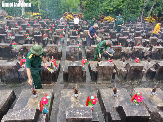 Nghẹn ng&agrave;o đội mưa viếng đồng đội trước ng&agrave;y Giỗ trận 12-7 ở Vị Xuy&ecirc;n - Ảnh 3.