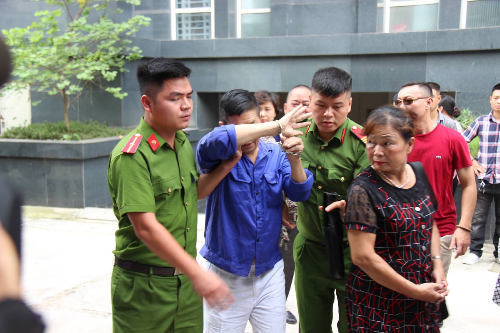 &Ocirc;ng tr&ugrave;m Hưng k&iacute;nh li&ecirc;n tục lấy tay che mặt, tr&aacute;nh ống k&iacute;nh ph&oacute;ng vi&ecirc;n khi ra t&ograve;a - Ảnh 2.