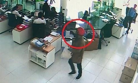 Bắt khẩn cấp kẻ cầm súng đột nhập phòng giao dịch Ngân hàng Bắc Á