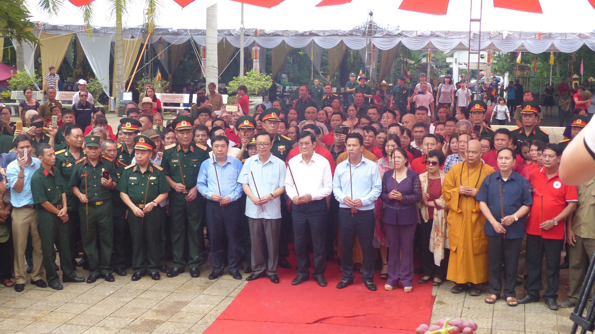 Nguy&ecirc;n Chủ tịch nước Trương Tấn Sang thắp hương tri &acirc;n c&aacute;c liệt sĩ trước ng&agrave;y Giỗ trận Vị Xuy&ecirc;n - Ảnh 1.