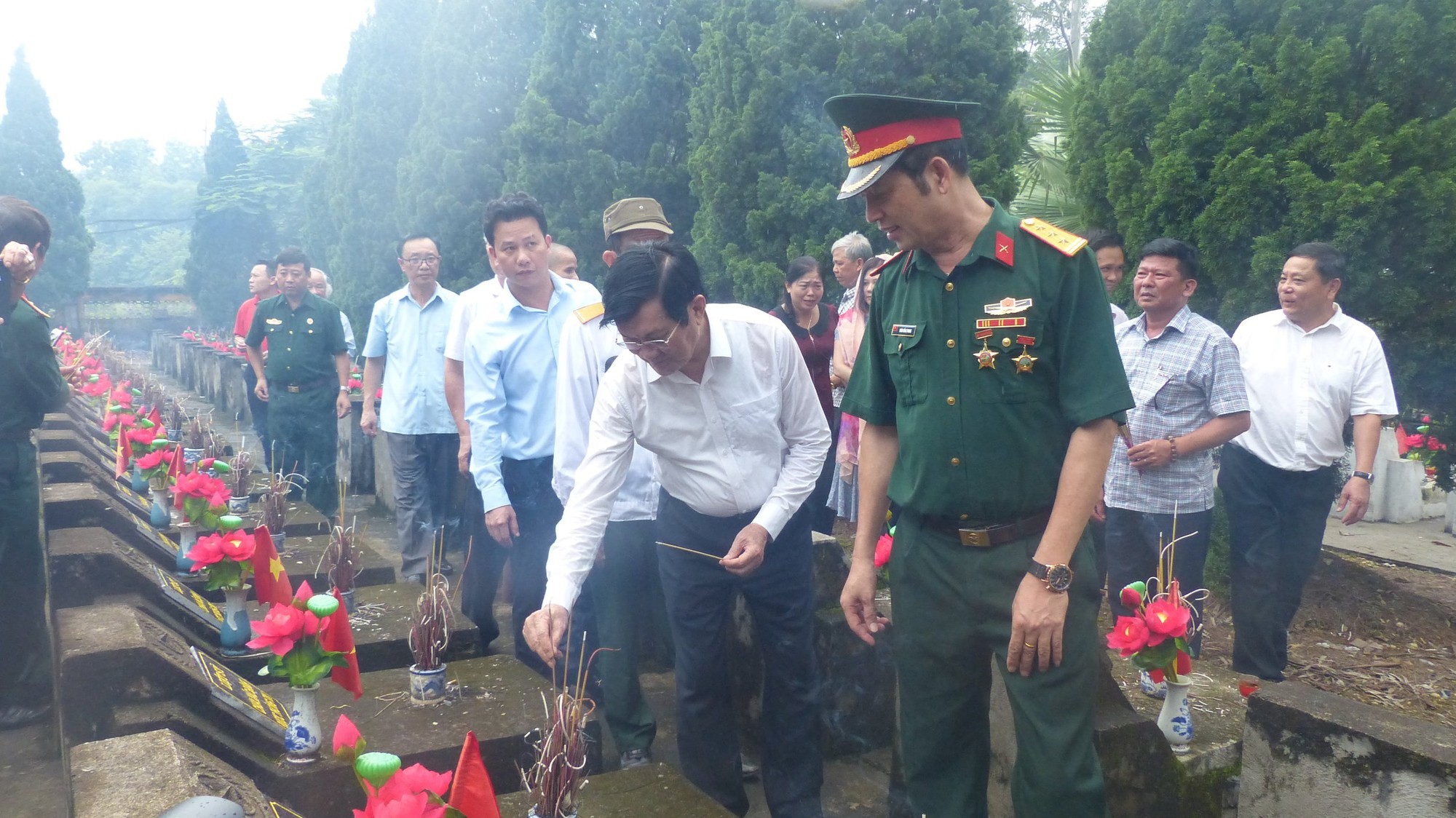 Nguyên Chủ tịch nước Trương Tấn Sang thắp hương tri ân các liệt sĩ trước ngày Giỗ trận Vị Xuyên