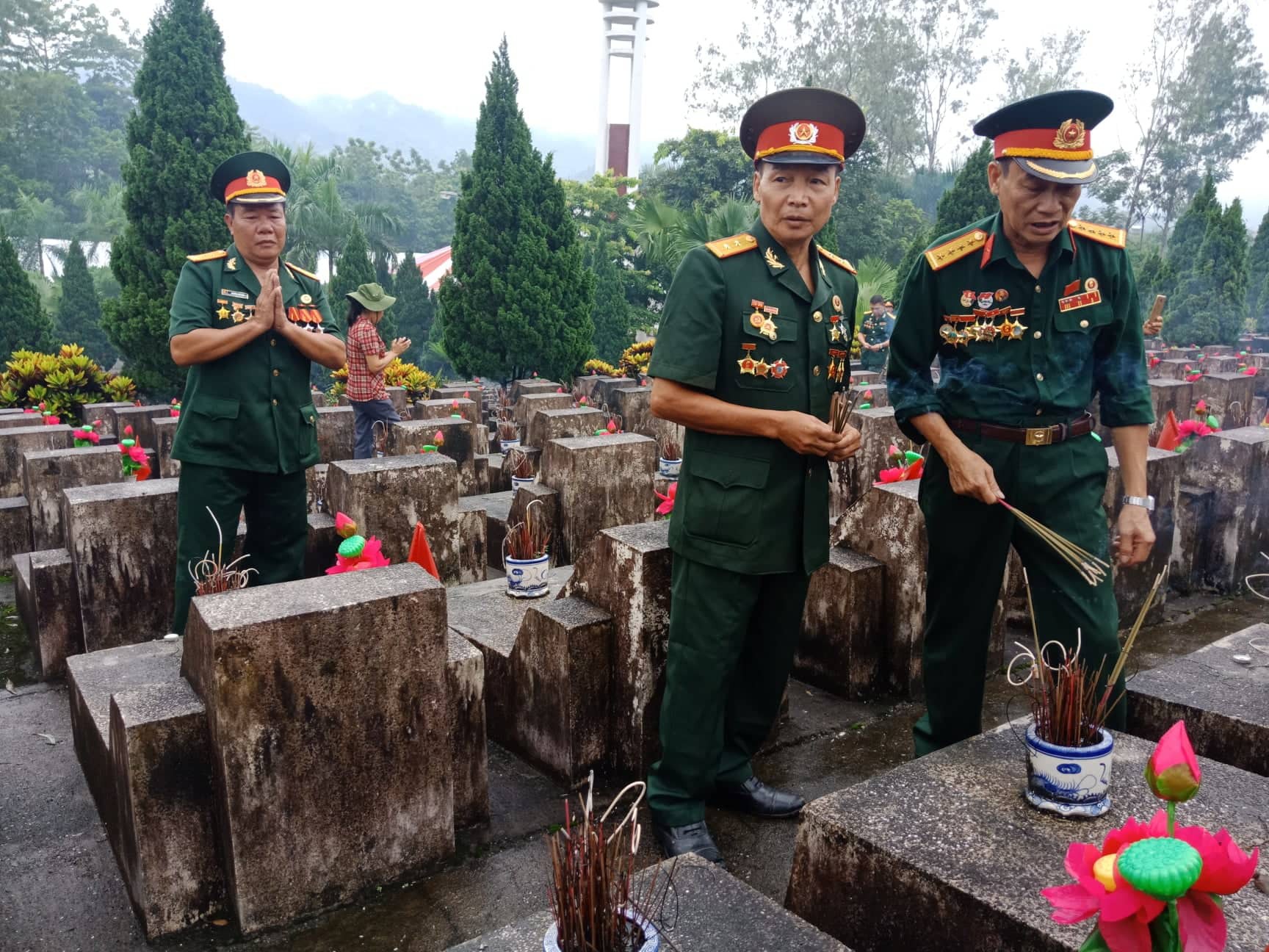 Nguy&ecirc;n Chủ tịch nước Trương Tấn Sang thắp hương tri &acirc;n c&aacute;c liệt sĩ trước ng&agrave;y Giỗ trận Vị Xuy&ecirc;n - Ảnh 8.