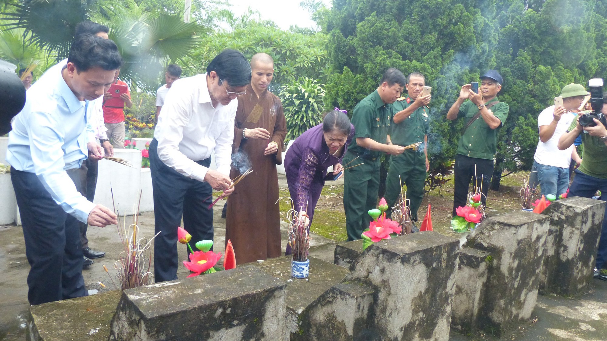 Nguy&ecirc;n Chủ tịch nước Trương Tấn Sang thắp hương tri &acirc;n c&aacute;c liệt sĩ trước ng&agrave;y Giỗ trận Vị Xuy&ecirc;n - Ảnh 6.