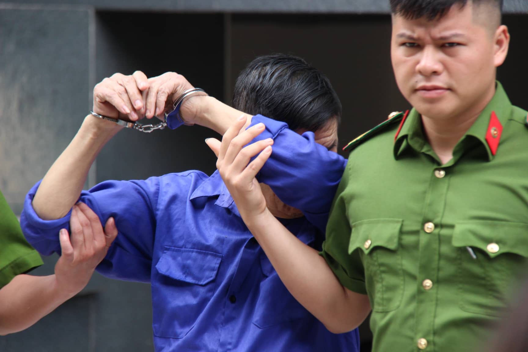 &Ocirc;ng tr&ugrave;m Hưng k&iacute;nh li&ecirc;n tục lấy tay che mặt, tr&aacute;nh ống k&iacute;nh ph&oacute;ng vi&ecirc;n khi ra t&ograve;a - Ảnh 1.