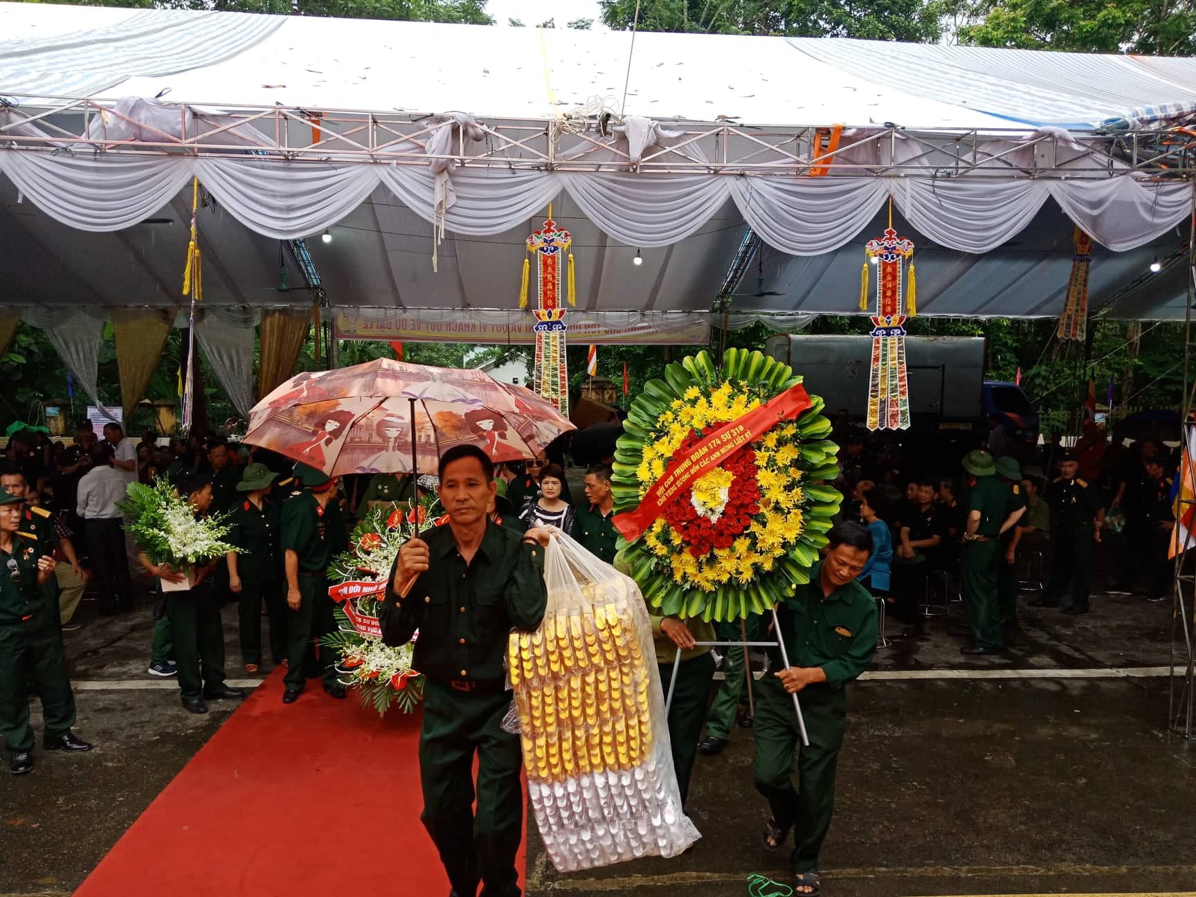 Nguy&ecirc;n Chủ tịch nước Trương Tấn Sang thắp hương tri &acirc;n c&aacute;c liệt sĩ trước ng&agrave;y Giỗ trận Vị Xuy&ecirc;n - Ảnh 9.