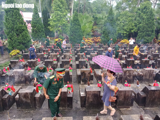 Nghẹn ng&agrave;o đội mưa viếng đồng đội trước ng&agrave;y Giỗ trận 12-7 ở Vị Xuy&ecirc;n - Ảnh 6.