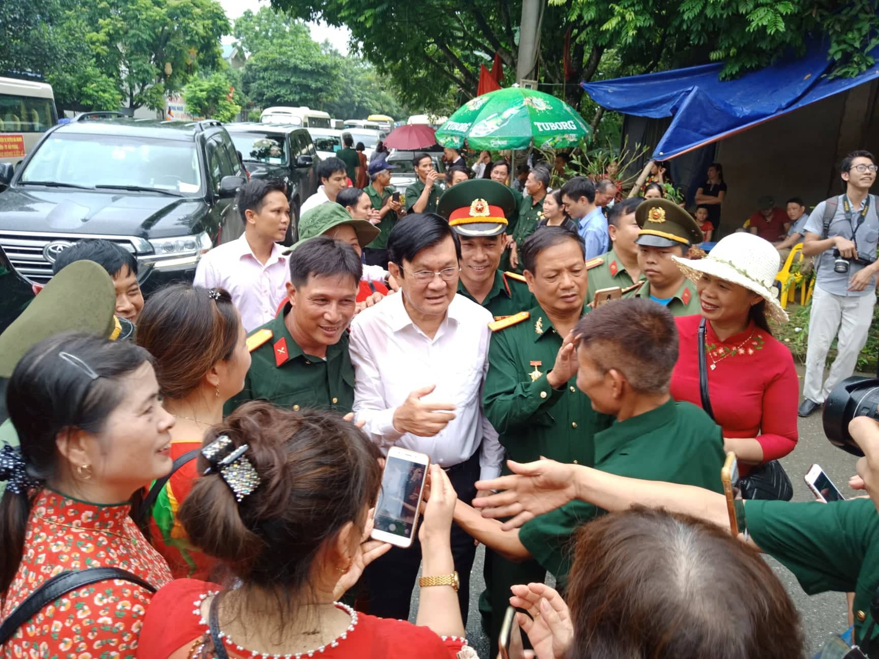 Nguy&ecirc;n Chủ tịch nước Trương Tấn Sang thắp hương tri &acirc;n c&aacute;c liệt sĩ trước ng&agrave;y Giỗ trận Vị Xuy&ecirc;n - Ảnh 7.