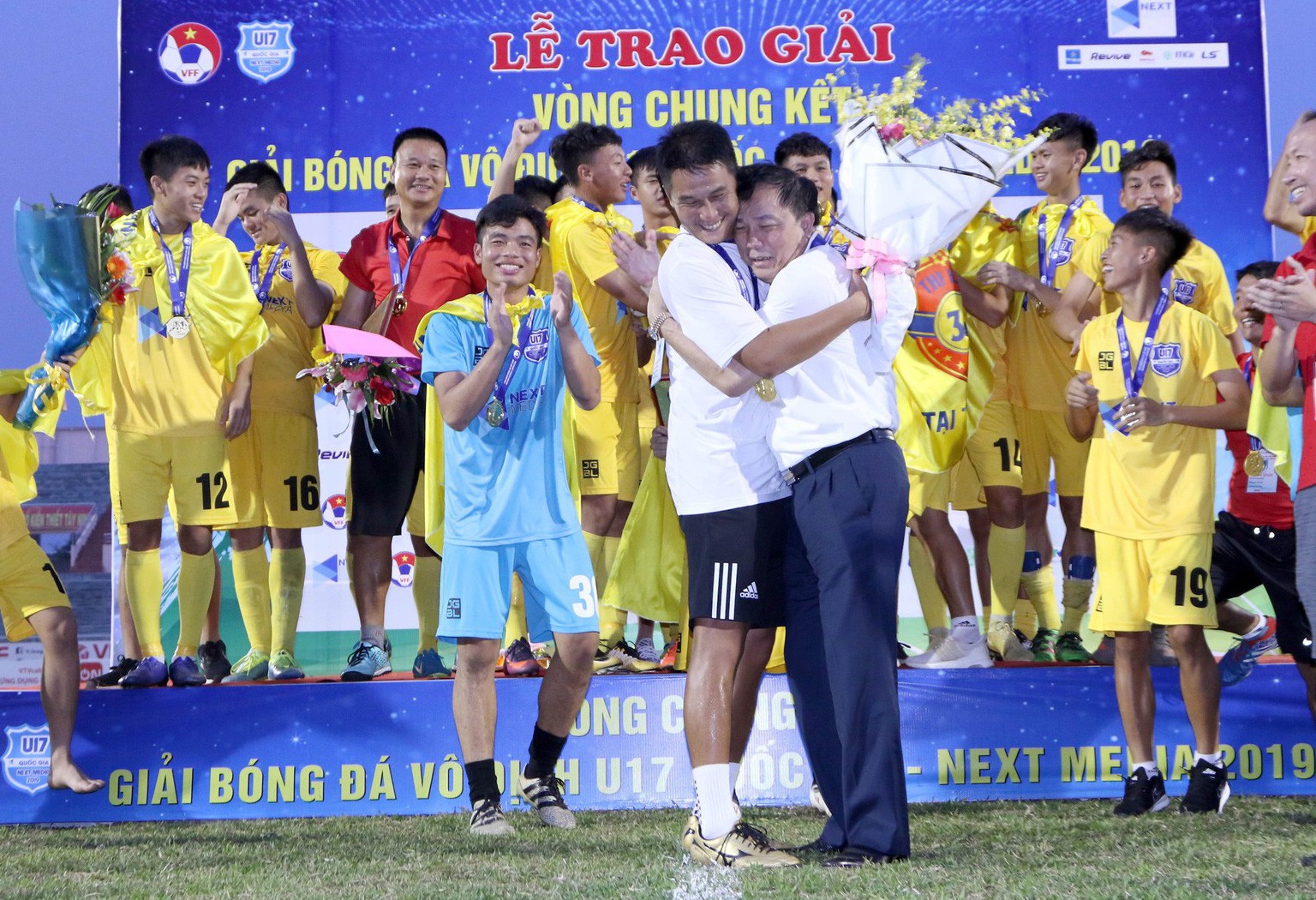 Có bầu Đệ treo thưởng, U17 Thanh Hóa lên ngôi