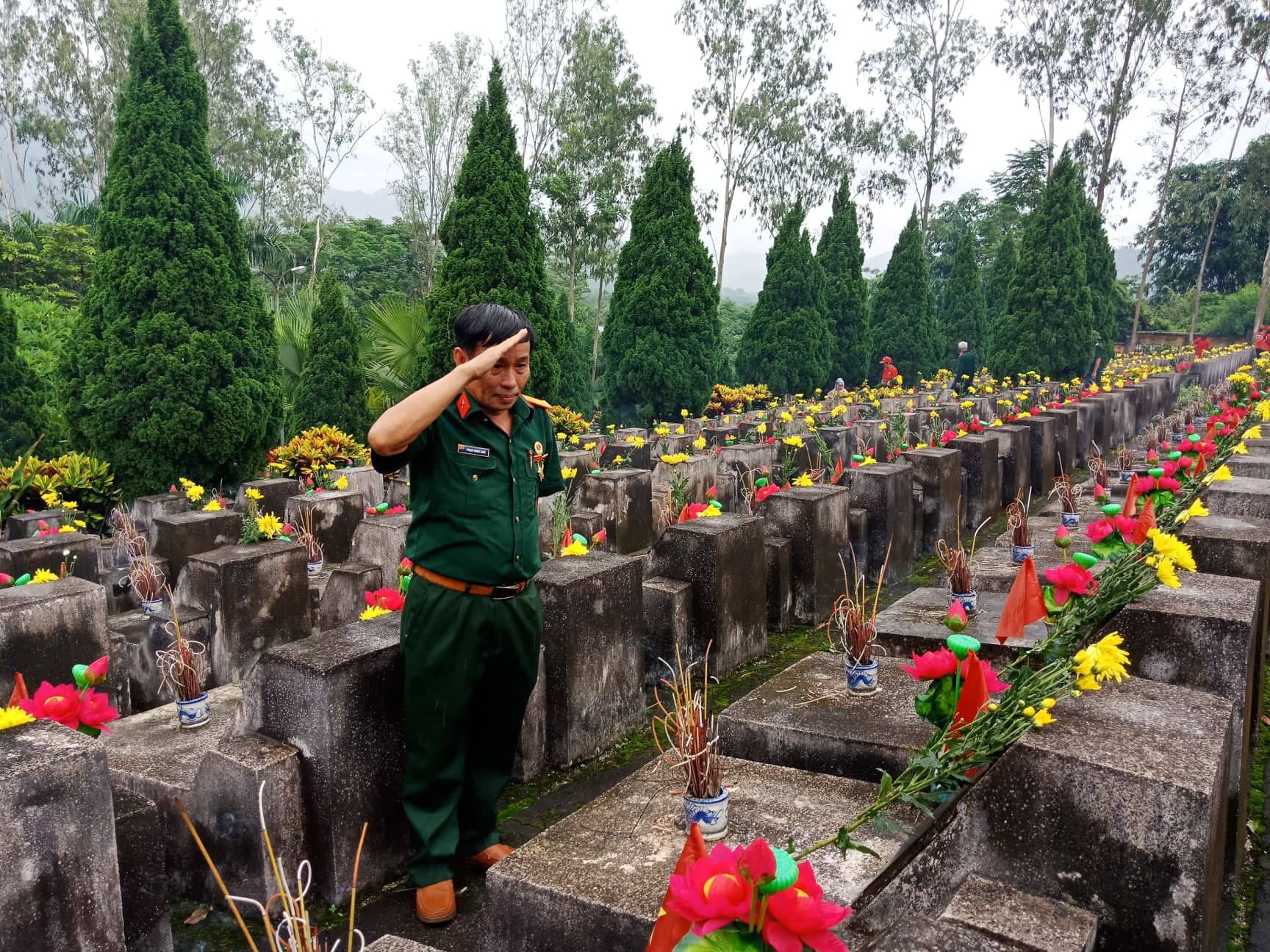 Nguy&ecirc;n Chủ tịch nước Trương Tấn Sang thắp hương tri &acirc;n c&aacute;c liệt sĩ trước ng&agrave;y Giỗ trận Vị Xuy&ecirc;n - Ảnh 17.