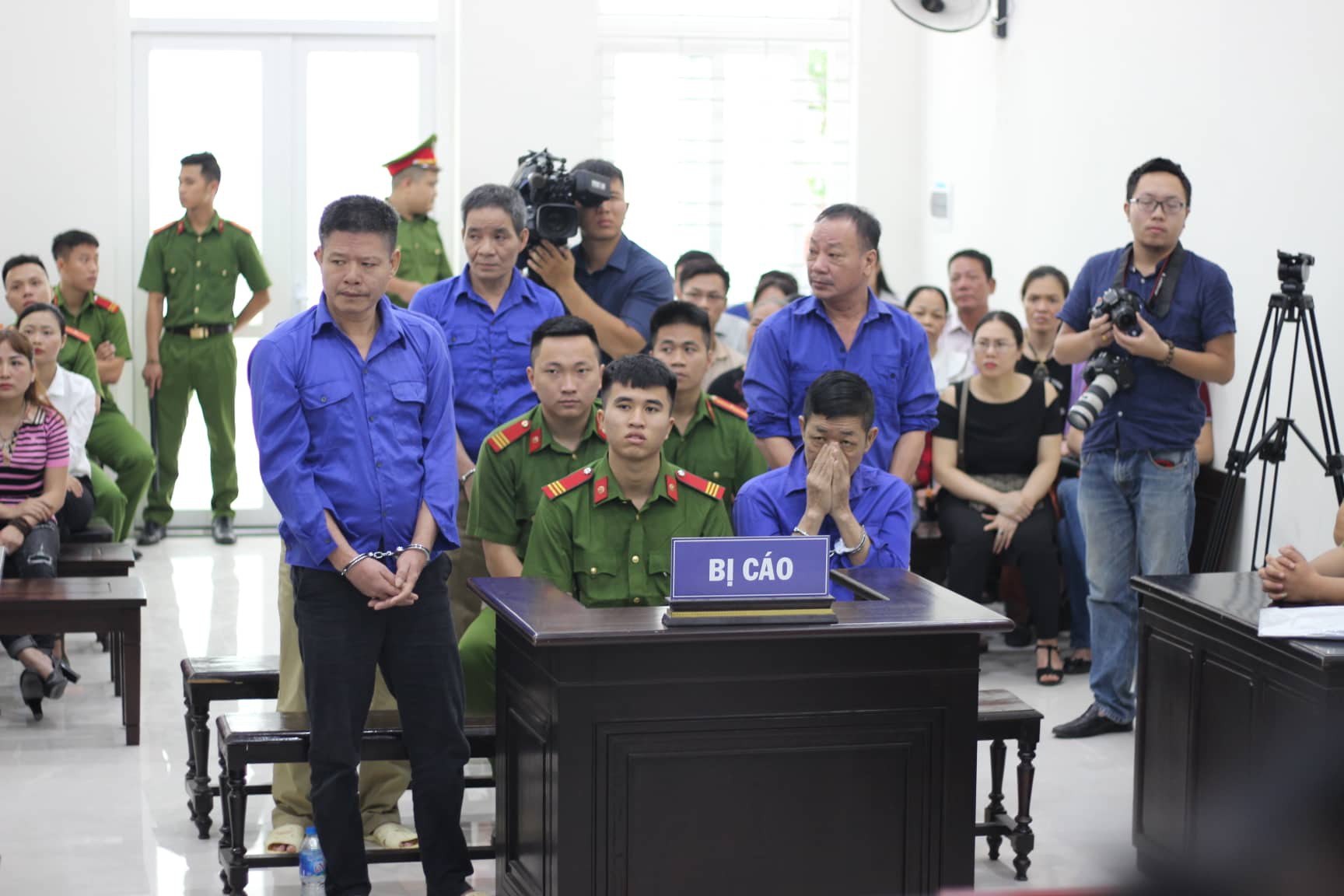 &Ocirc;ng tr&ugrave;m Hưng k&iacute;nh li&ecirc;n tục lấy tay che mặt, tr&aacute;nh ống k&iacute;nh ph&oacute;ng vi&ecirc;n khi ra t&ograve;a - Ảnh 4.