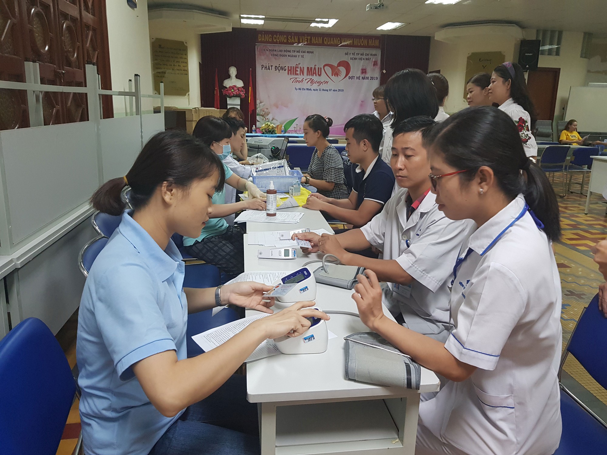 Hơn 100 y - b&aacute;c sĩ tham gia hiến m&aacute;u cứu người - Ảnh 1.