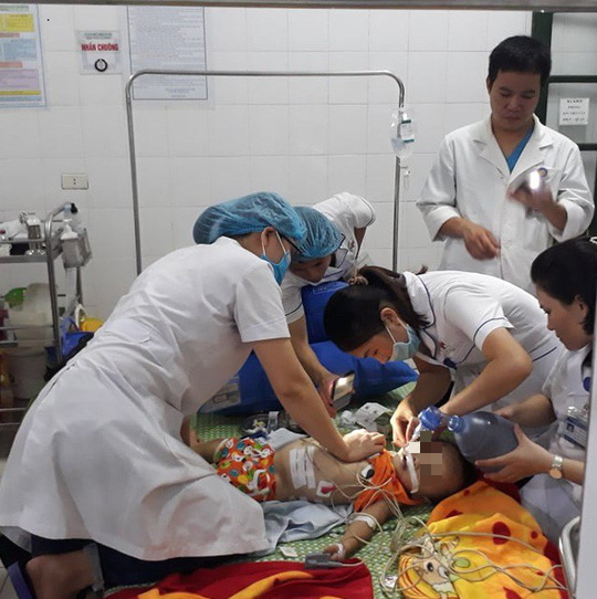 B&eacute; g&aacute;i 22 th&aacute;ng tuổi đang chơi bất ngờ bị ch&oacute; nh&agrave; h&agrave;ng x&oacute;m cắn tử vong - Ảnh 1.