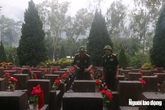 Nghẹn ng&agrave;o đội mưa viếng đồng đội trước ng&agrave;y Giỗ trận 12-7 ở Vị Xuy&ecirc;n - Ảnh 9.