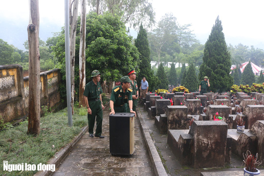 Nghẹn ng&agrave;o đội mưa viếng đồng đội trước ng&agrave;y Giỗ trận 12-7 ở Vị Xuy&ecirc;n - Ảnh 12.