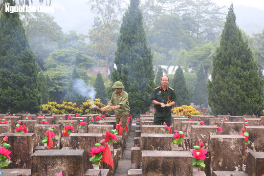 Nghẹn ng&agrave;o đội mưa viếng đồng đội trước ng&agrave;y Giỗ trận 12-7 ở Vị Xuy&ecirc;n - Ảnh 16.